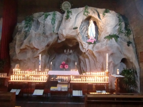 Tienray NL : Kloosterstraat, Römisch-kath. Kirche, die Grotte Klein Lourdes ist eine Nachbildung der Grotte in Lourdes ( steht in Frankreich )